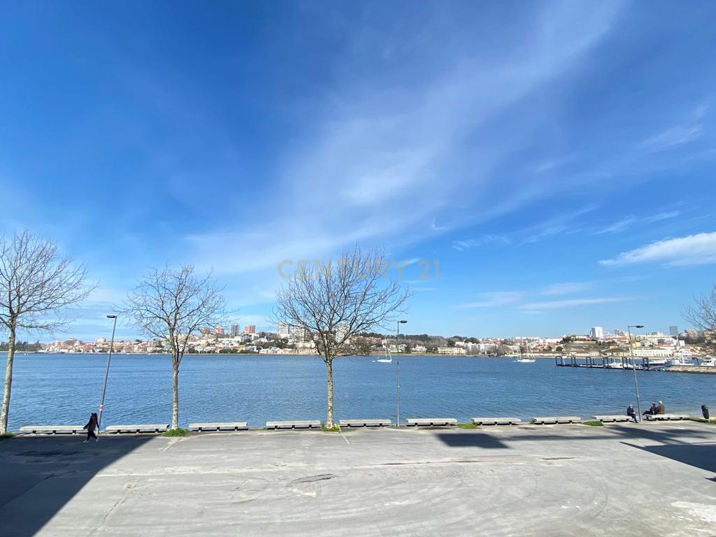 Apartamento T2 Novo com varanda, dois lugares de estacionamento, arrumo e fantásticas vistas sobre o rio - Image 8
