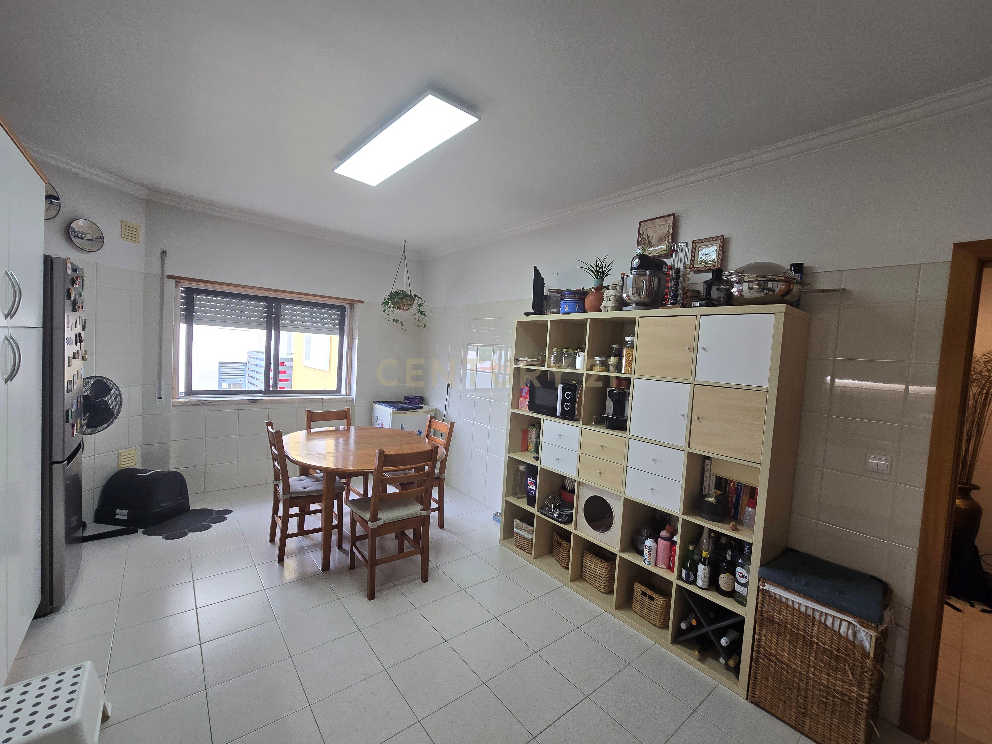 Fotografia 7 de Apartamento T3 com Excelentes Áreas e Garagem na Urbanização Moinho do Guizo – Mina de Água, Amadora