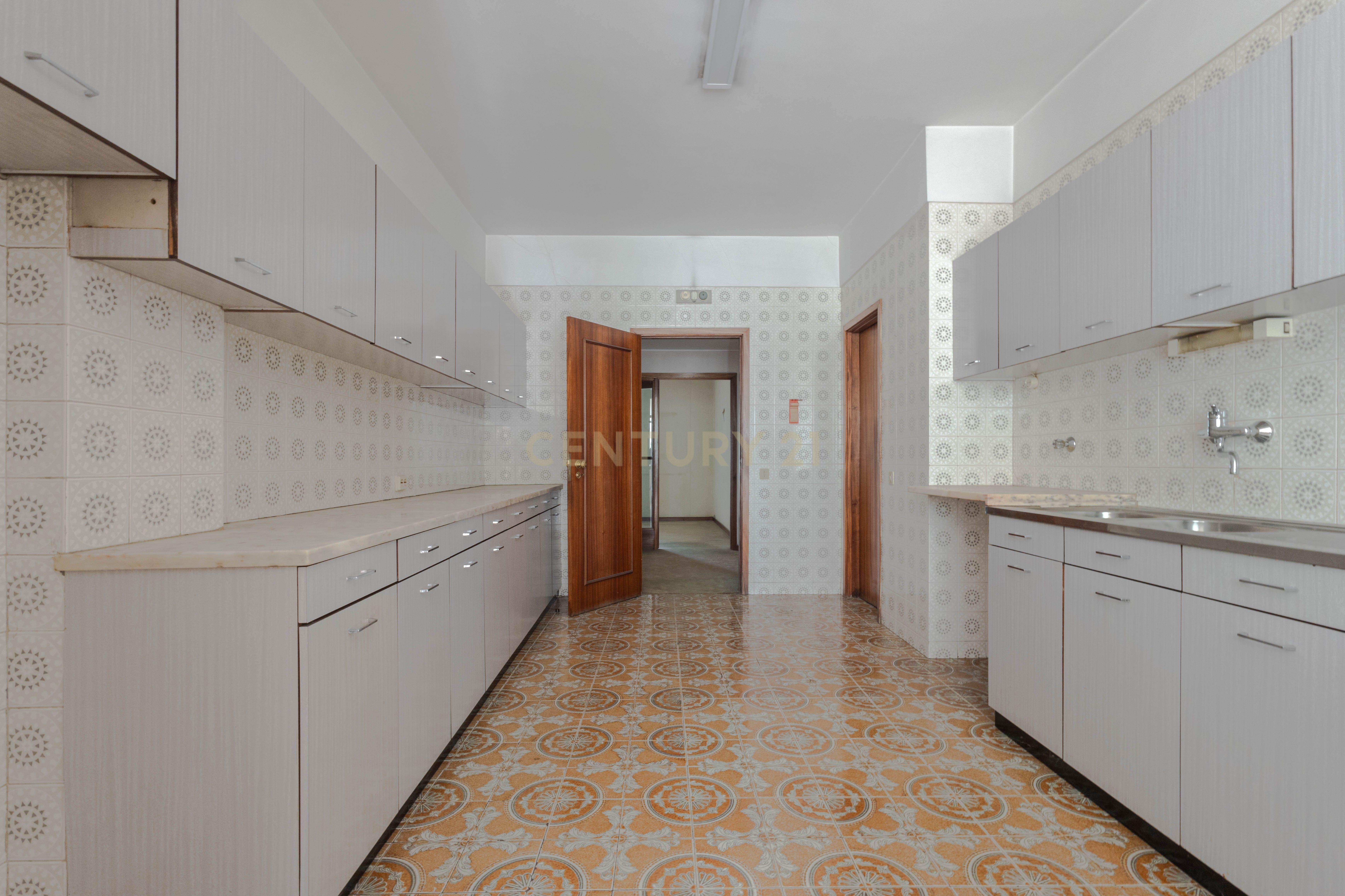 Fotografia 8 de Apartamento T4  Construção Ferreira do Santos 2 lugares de garagem +arrumos  na Avenida Fernão de Magalhães — Espaço, Potencial e Distinção no Coração da Cidade