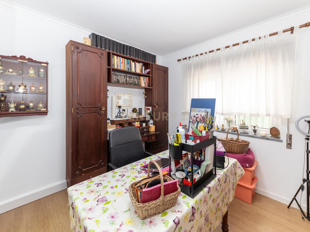 Moradia T5 no centro da Quinta do Conde – Espaço, Conforto e Localização Perfeita - Image 17