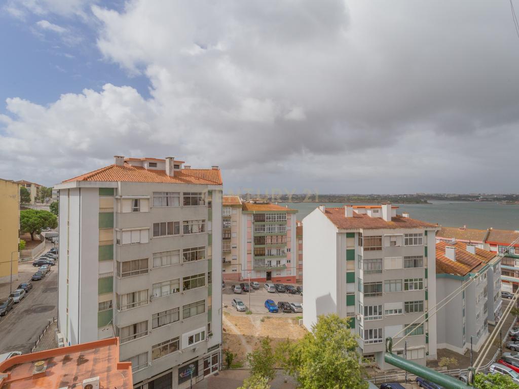 Apartamento T4 convertido em T3 - Centro do Barreiro - Image 30