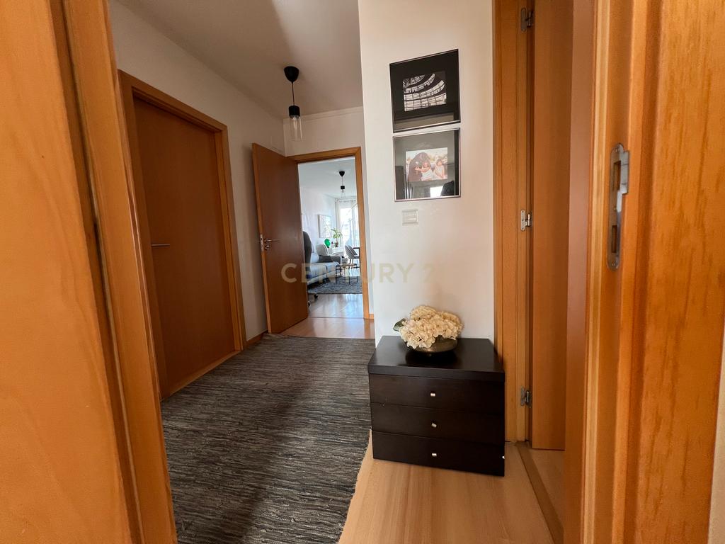 Apartamento T3 com vista desafogada e excelente luminosidade em Lumiar - Image 20