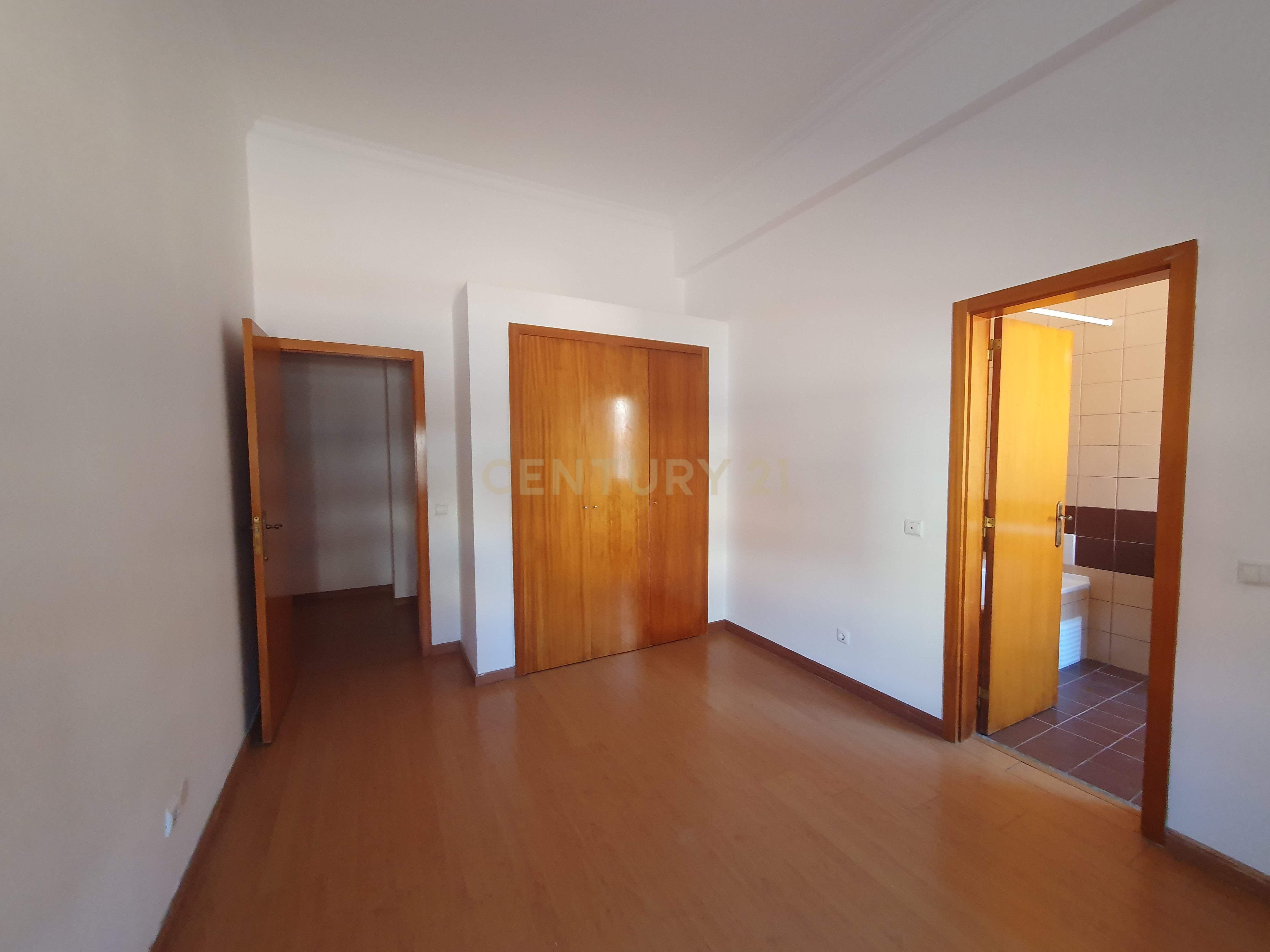Fotografia 6 de Apartamento T3 com 155 m², estacionamento e arrecadação em São Sebastião, Setúbal