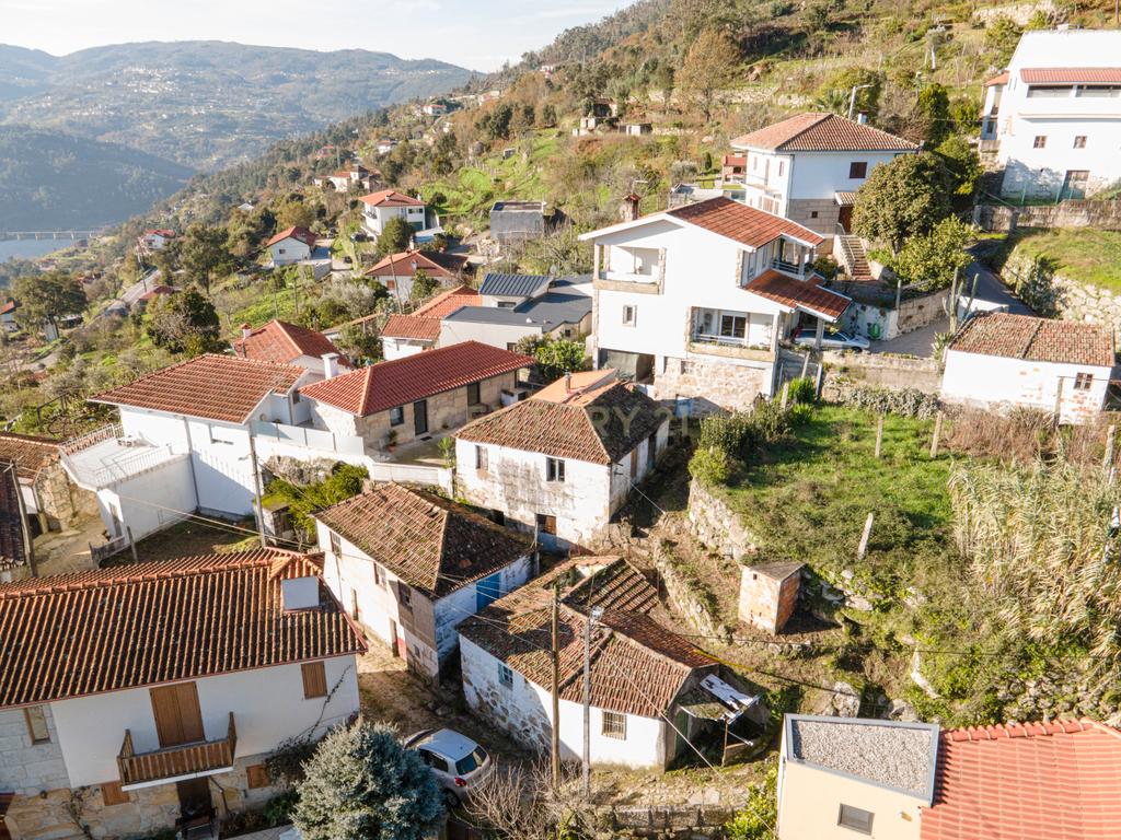 3 Moradias para restauro com vista Rio Douro - Image 11