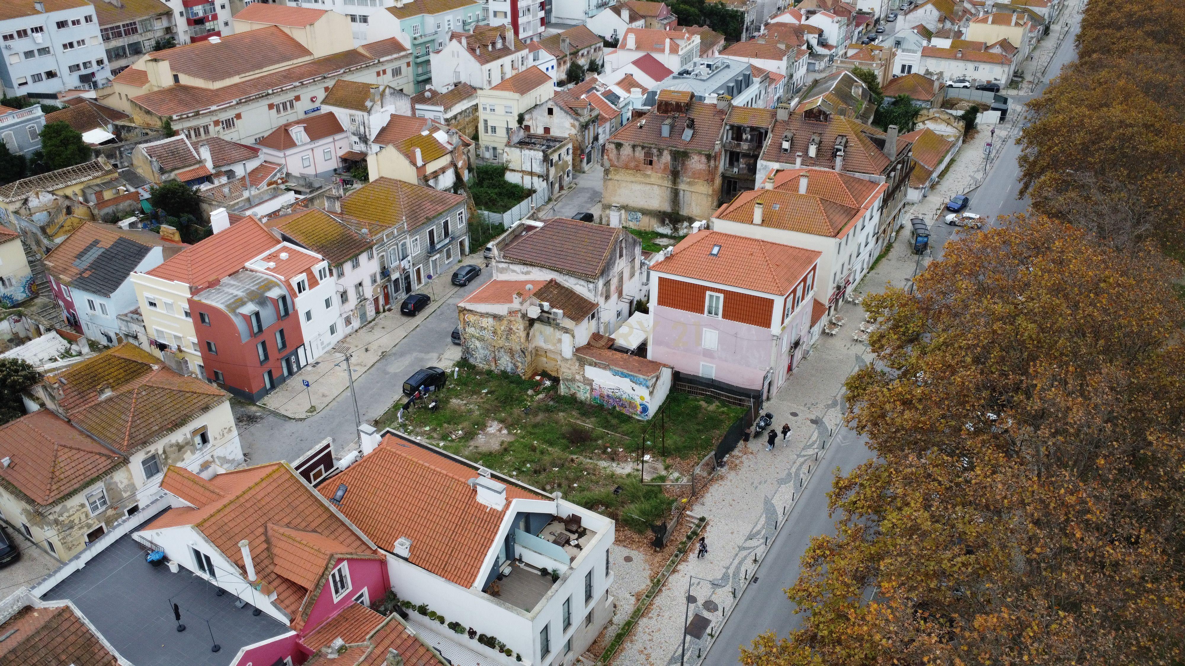 Prédio localizado numa das avenidas principais do Barreiro - Image 13