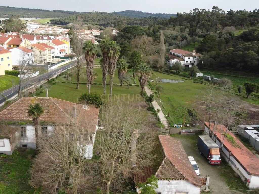 Quinta situada em Sintra, com um generoso terreno de 98.200 m². Localização privilegiada, a apenas 25 minutos de Cascais - Image 13