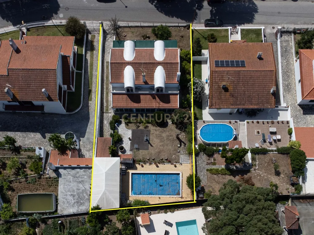 T4 +1 com jardim, piscina e garagem - Image 1