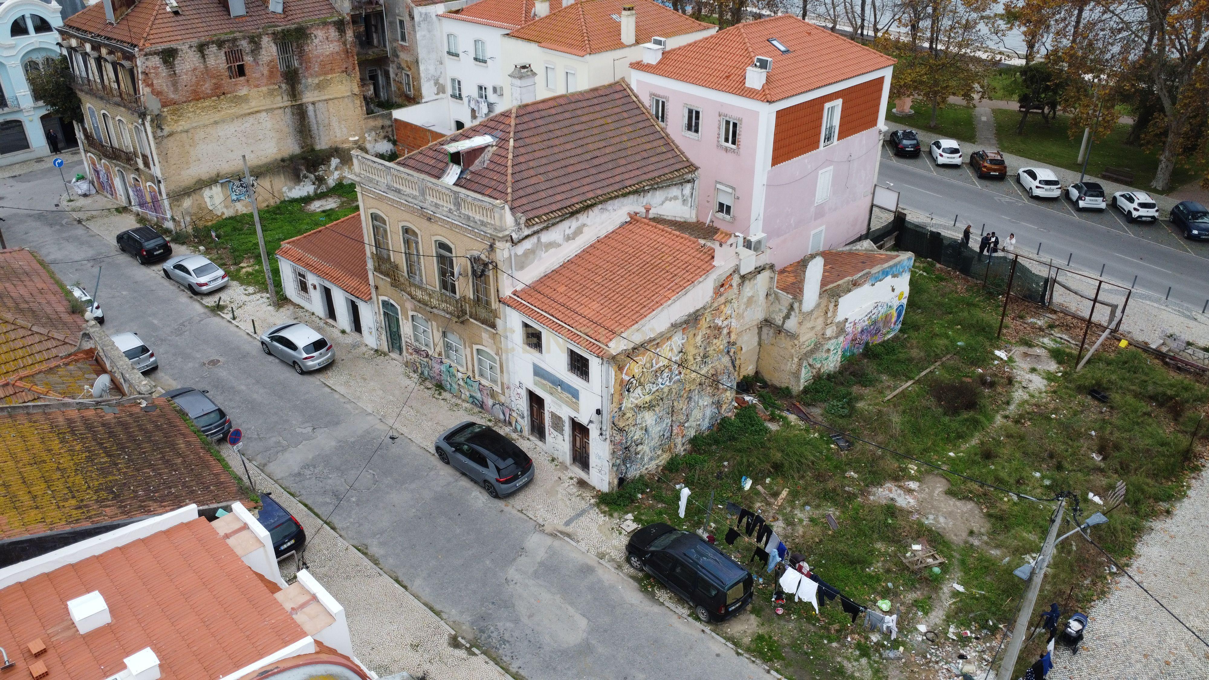 Prédio localizado numa das avenidas principais do Barreiro - Image 14