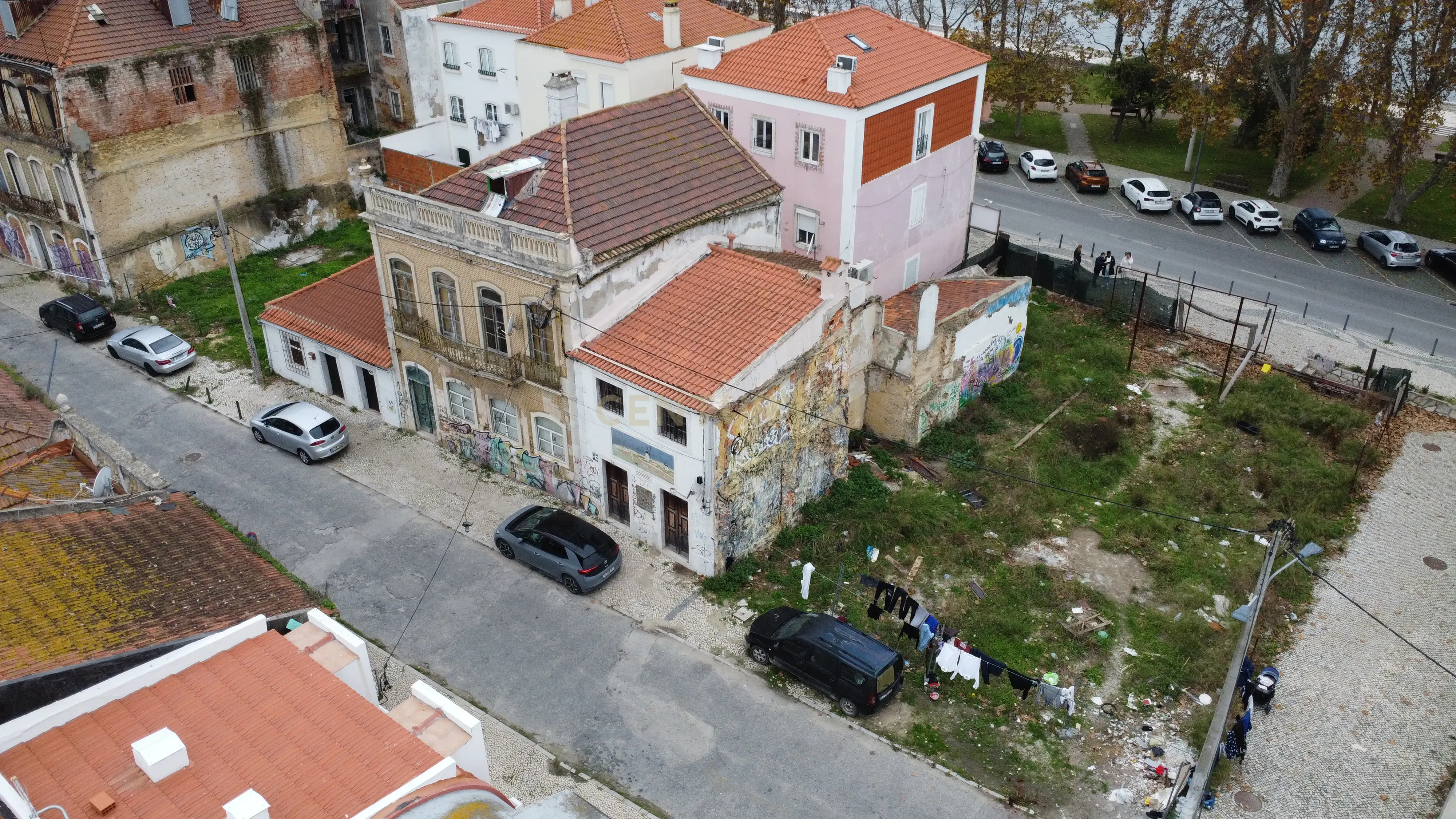 Prédio localizado numa das avenidas principais do Barreiro - Image 9