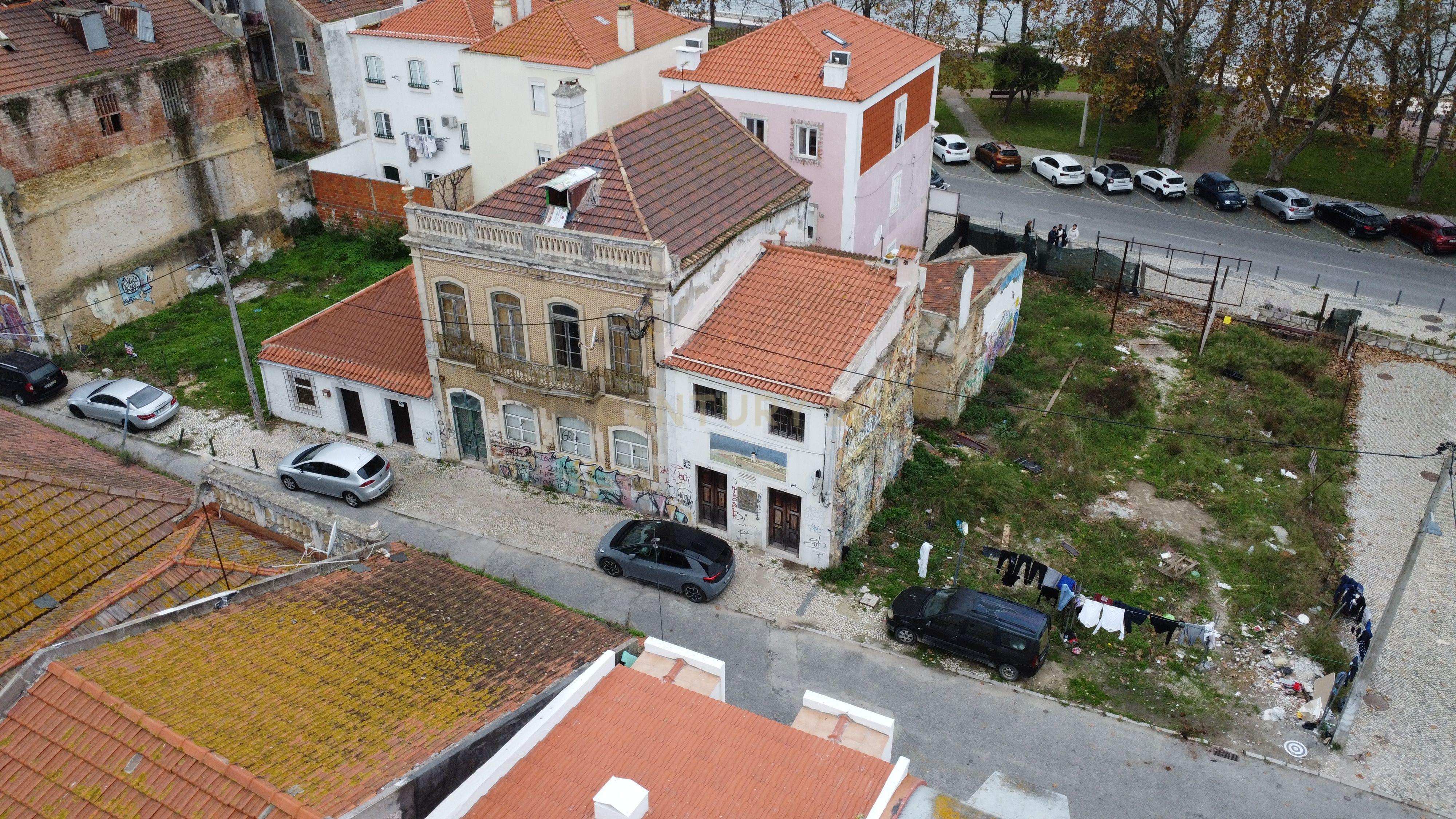 Prédio localizado numa das avenidas principais do Barreiro - Image 1