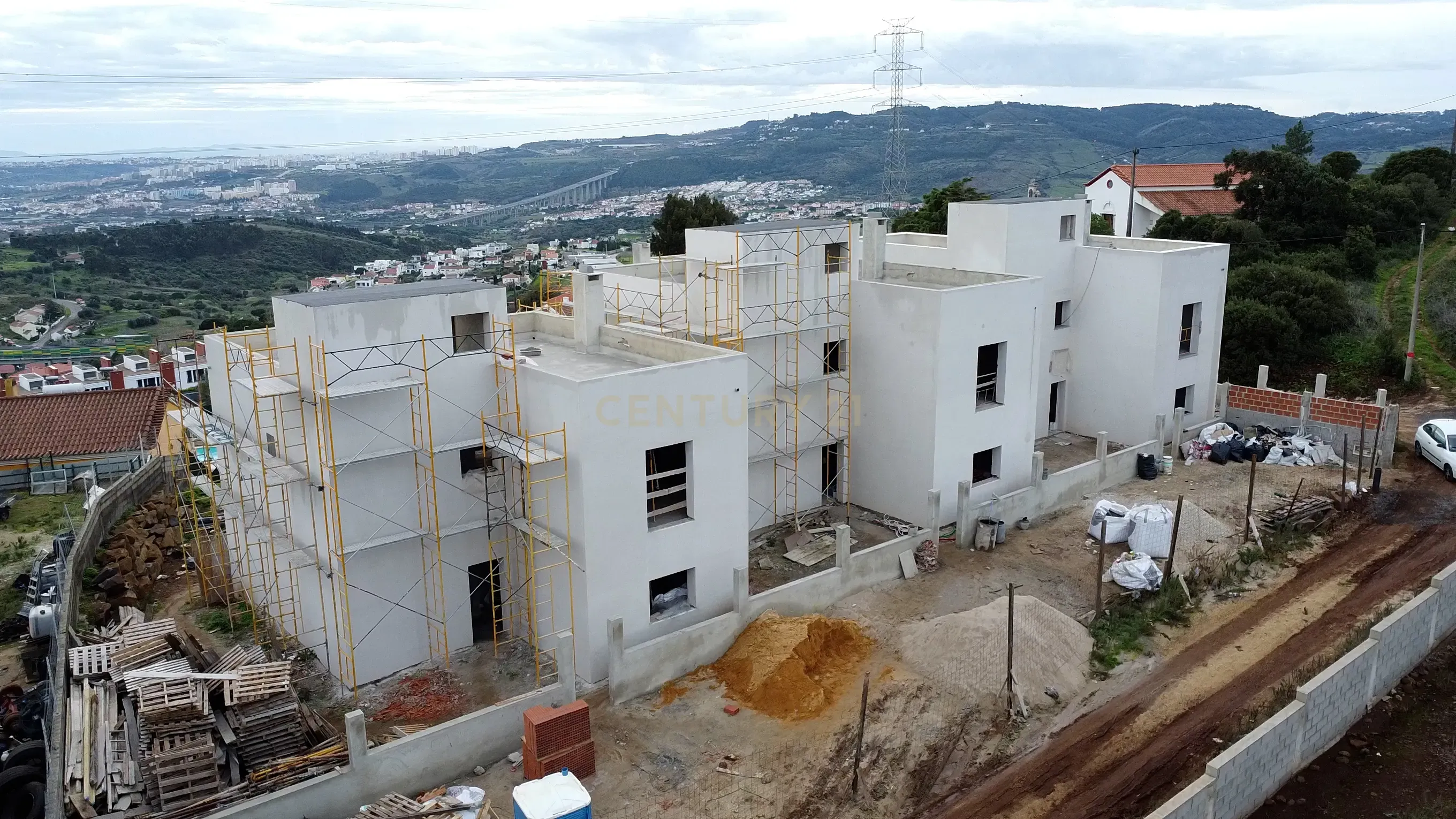 Moradia T4, condomínio fechado, Loures, piscina, 3 parqueamentos, vista desafogada - Image 17