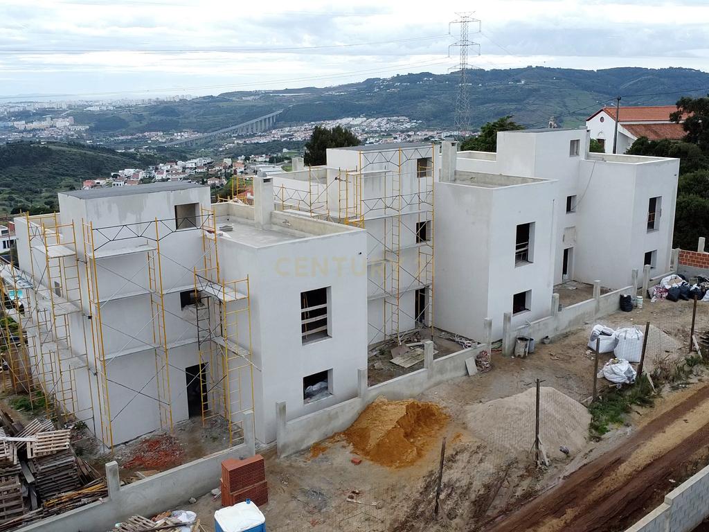Moradia T4, condomínio fechado, Loures, piscina, 3 parqueamentos, vista desafogada - Image 17