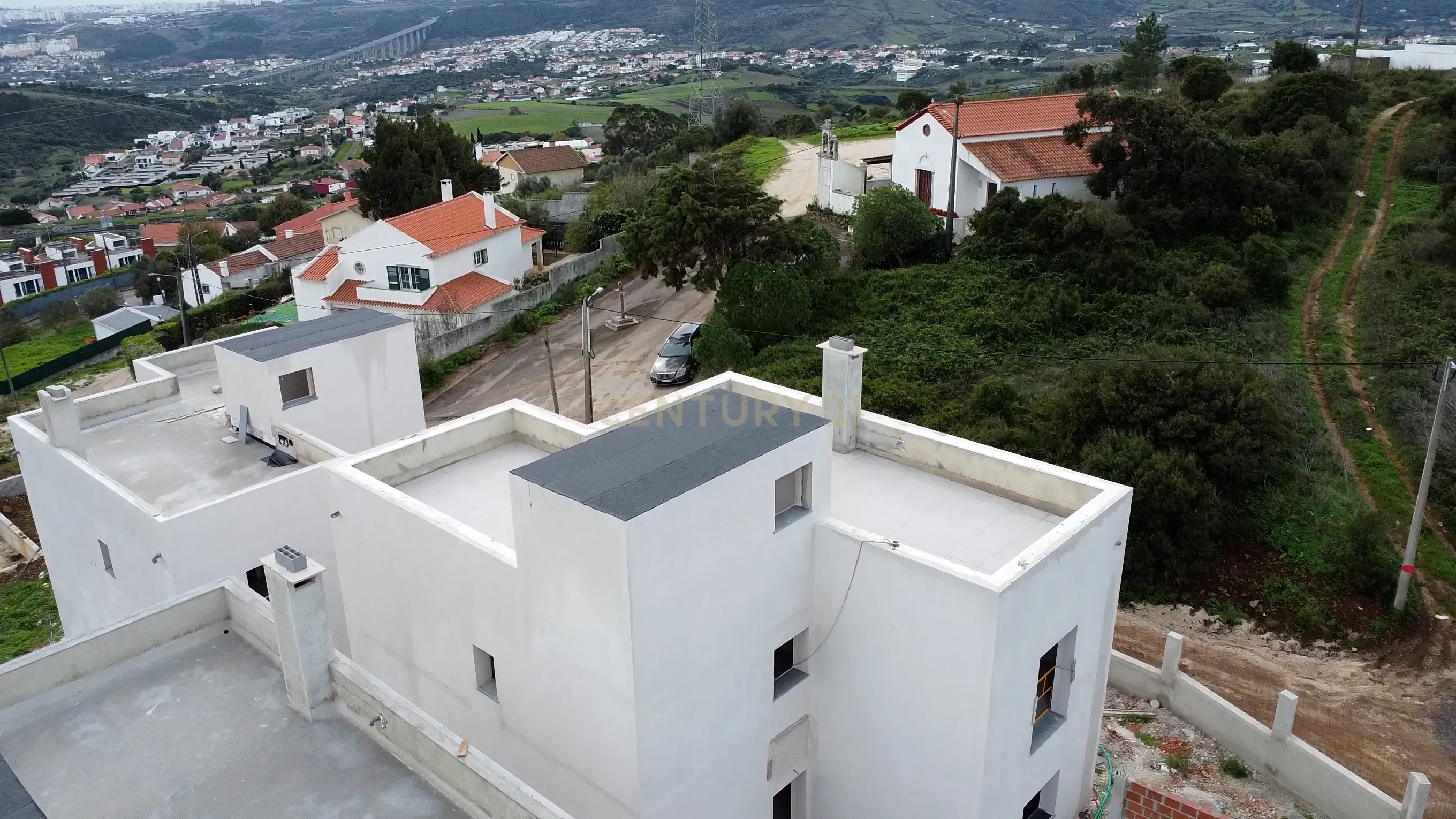 Moradia T4, condomínio fechado, Loures, piscina, 3 parqueamentos, vista desafogada - Image 1