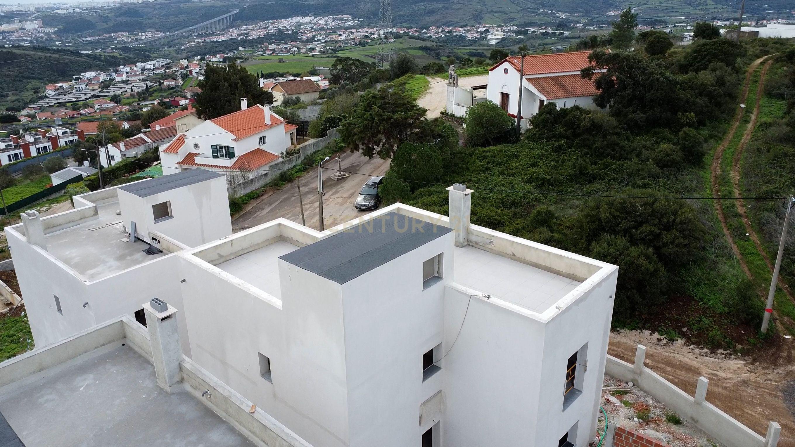Moradia T4, condomínio fechado, Loures, piscina, 3 parqueamentos, vista desafogada - Image 3
