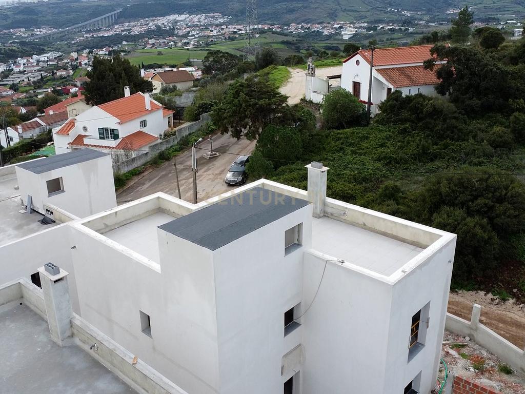 Moradia T4, condomínio fechado, Loures, piscina, 3 parqueamentos, vista desafogada - Image 3