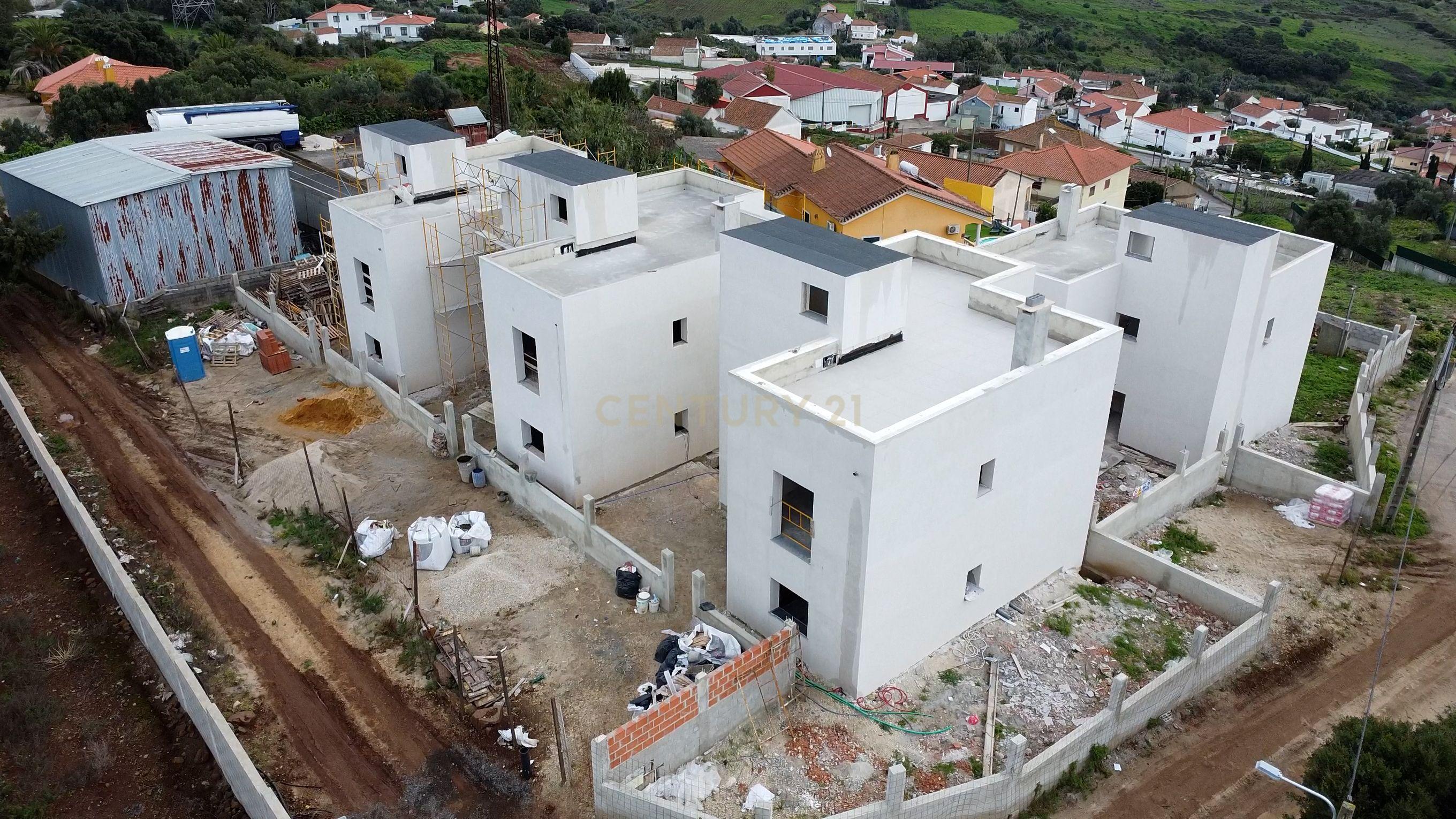 Moradia T4, condomínio fechado, Loures, piscina, 3 parqueamentos, vista desafogada - Image 17