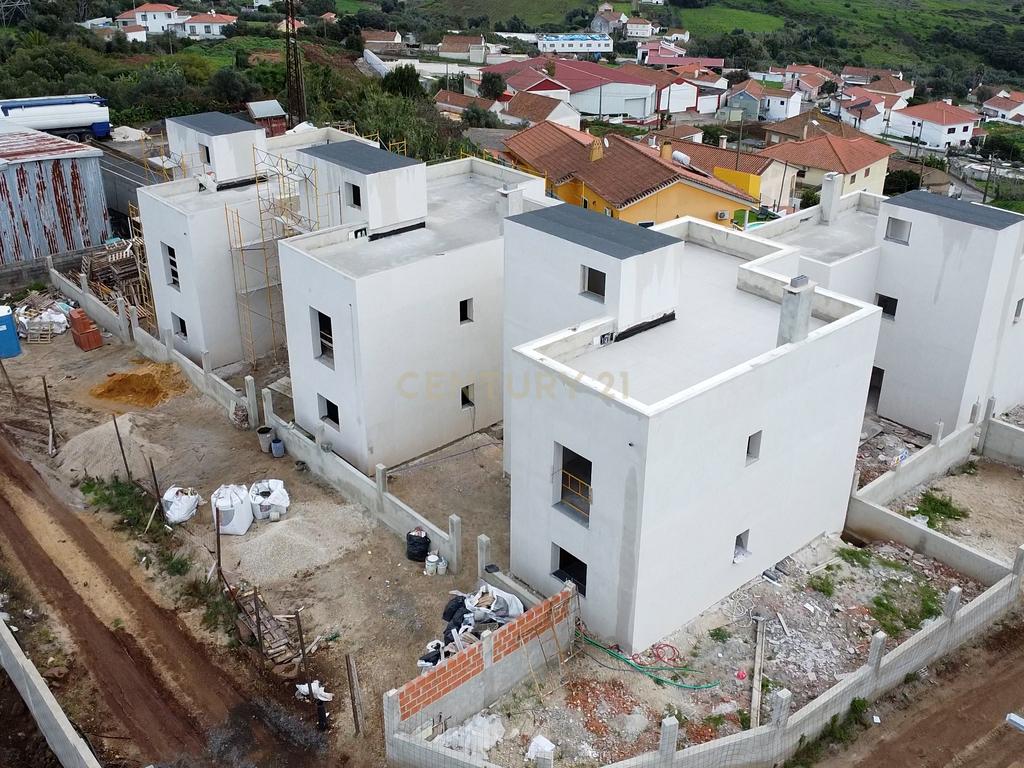 Moradia T4, condomínio fechado, Loures, piscina, 3 parqueamentos, vista desafogada - Image 19
