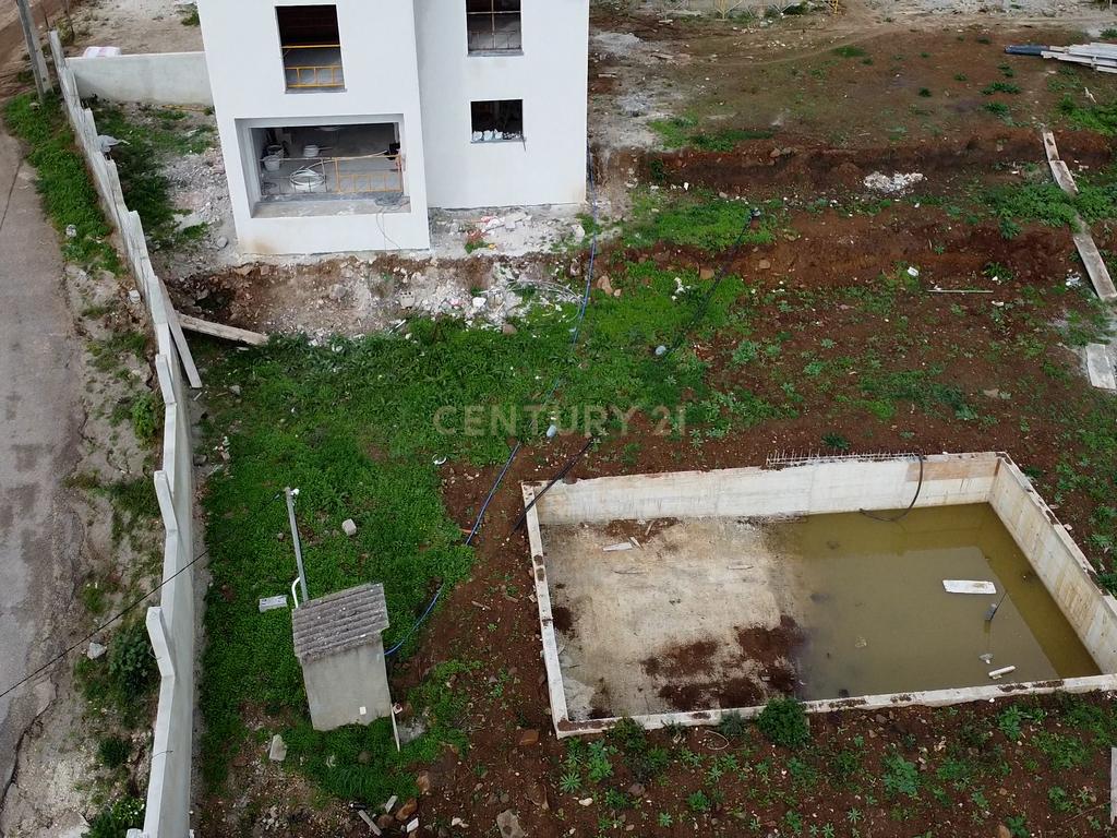 Moradia T4, condomínio fechado, Loures, piscina, 3 parqueamentos, vista desafogada - Image 7