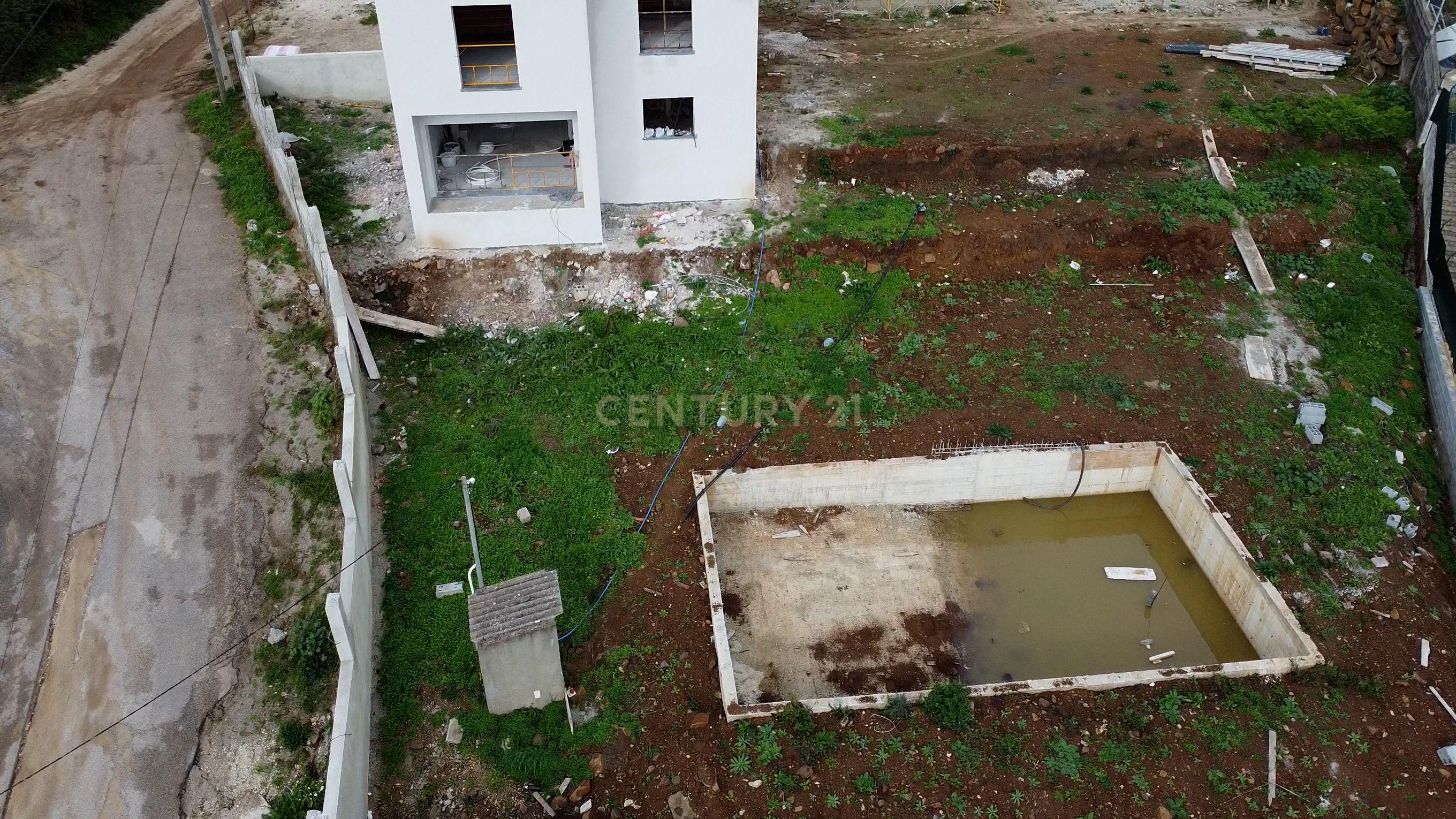 Moradia T4, condomínio fechado, Loures, piscina, 3 parqueamentos, vista desafogada - Image 16