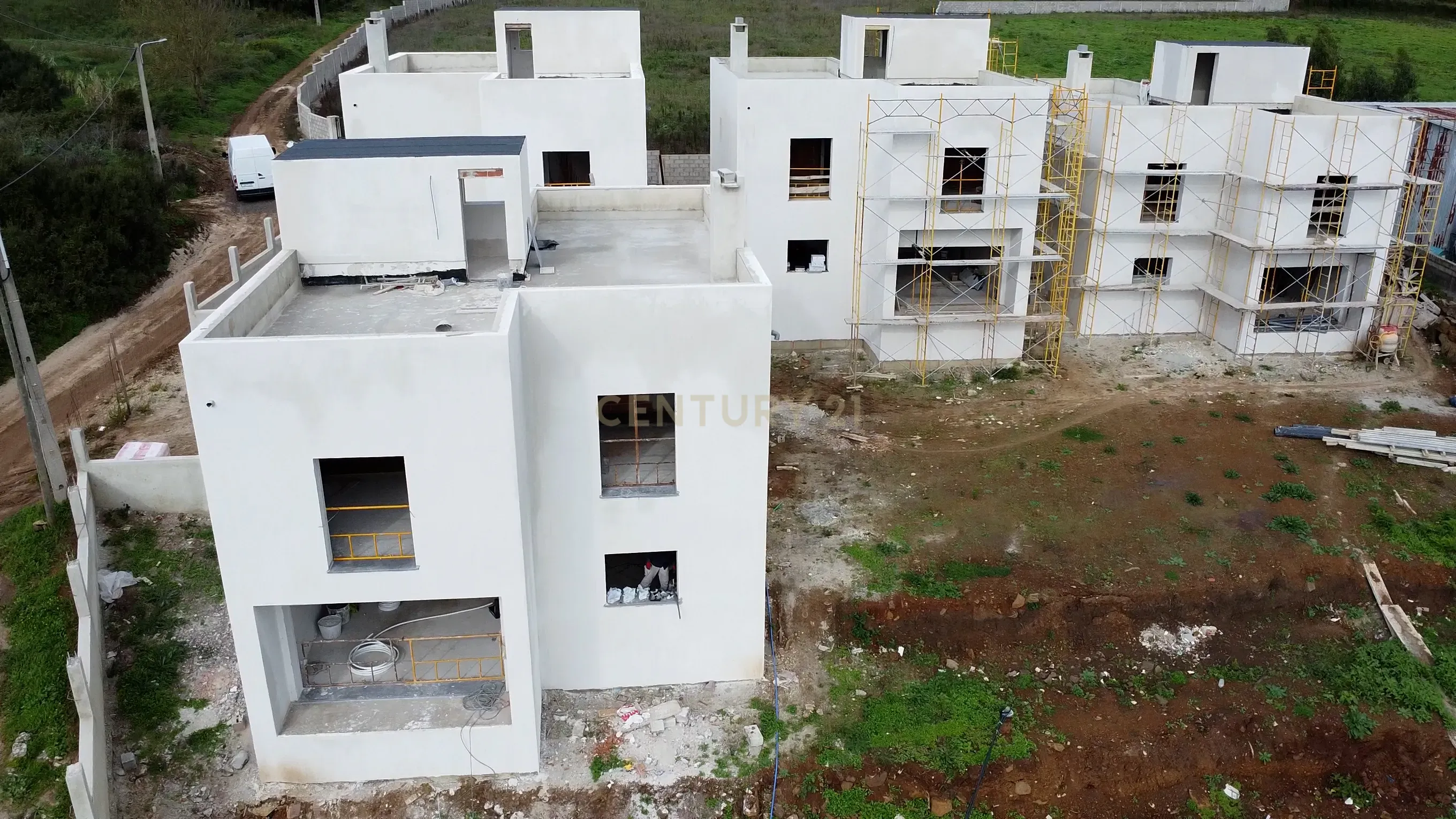 Moradia T4, condomínio fechado, Loures, piscina, 3 parqueamentos, vista desafogada - Image 18