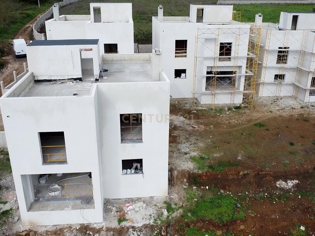 Moradia T4, condomínio fechado, Loures, piscina, 3 parqueamentos, vista desafogada - Image 18