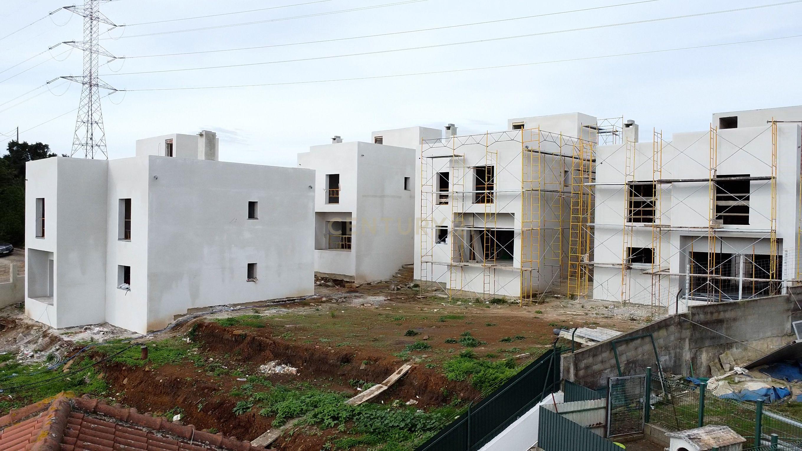Moradia T4, condomínio fechado, Loures, piscina, 3 parqueamentos, vista desafogada - Image 18