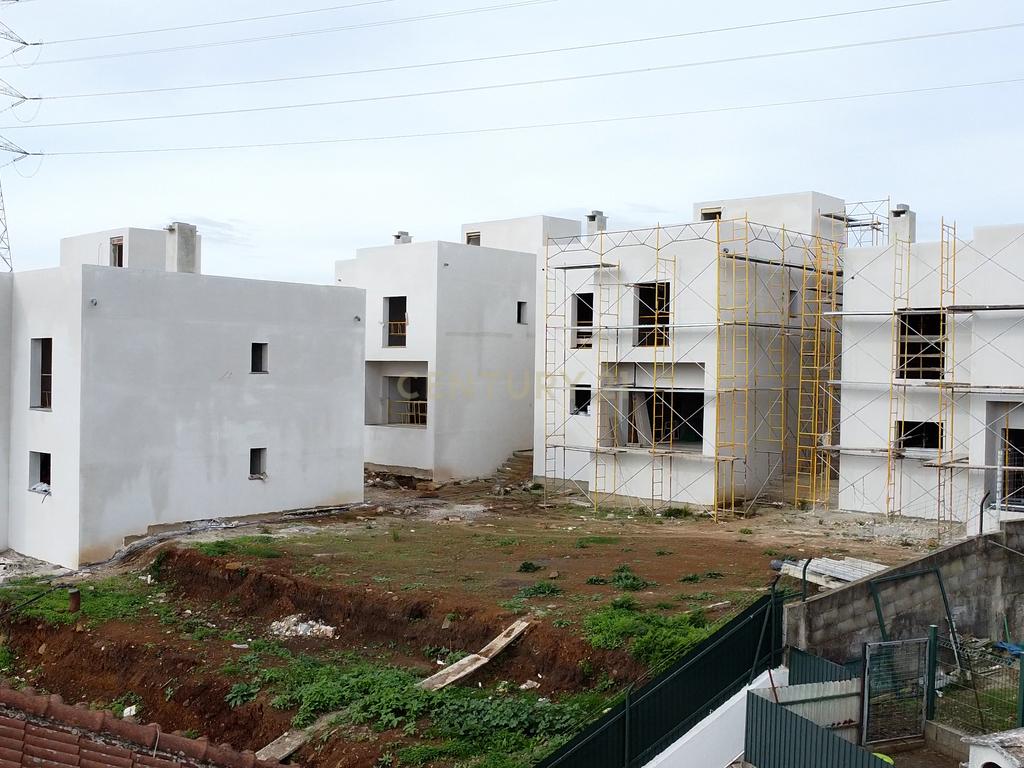 Moradia T4, condomínio fechado, Loures, piscina, 3 parqueamentos, vista desafogada - Image 2