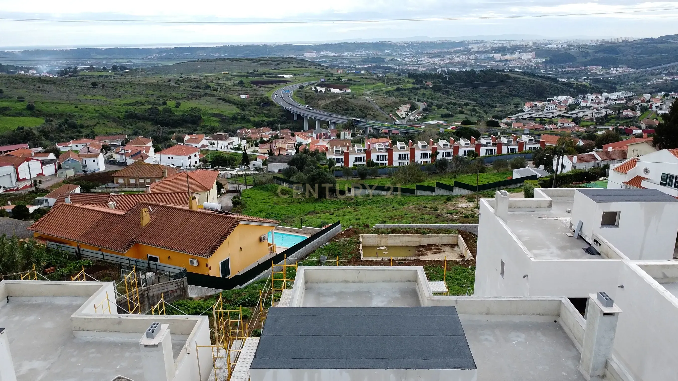 Moradia T4, condomínio fechado, Loures, piscina, 3 parqueamentos, vista desafogada - Image 3