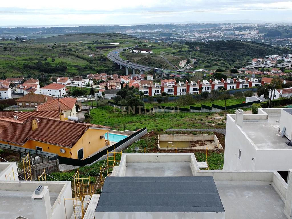 Moradia T4, condomínio fechado, Loures, piscina, 3 parqueamentos, vista desafogada - Image 6