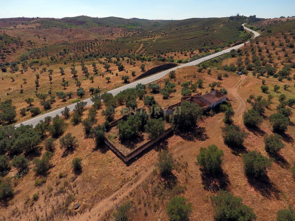 Terreno de 22ha com Ruína de 250m² em Alqueva – Oportunidade no Alentejo - Image 2