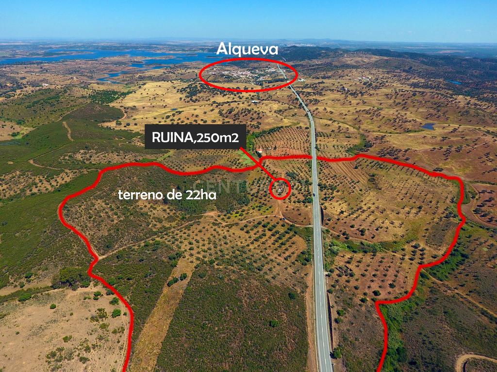 Terreno de 22ha com Ruína de 250m² em Alqueva – Oportunidade no Alentejo - Image 1