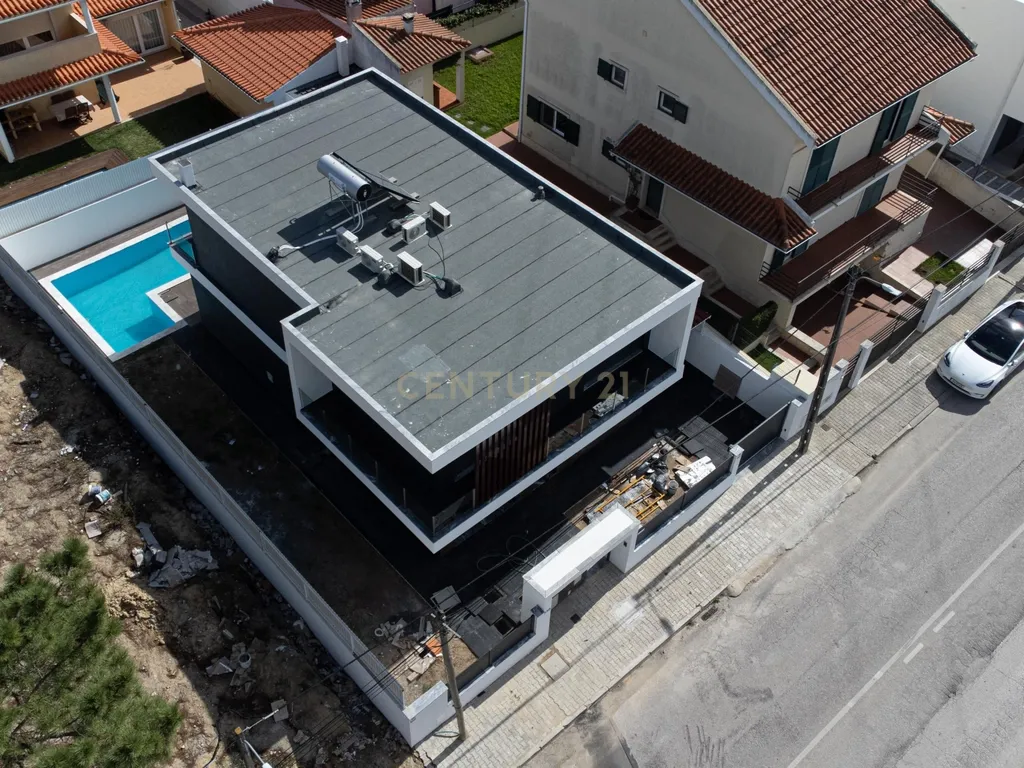 Moradia T4 com piscina - Image 2