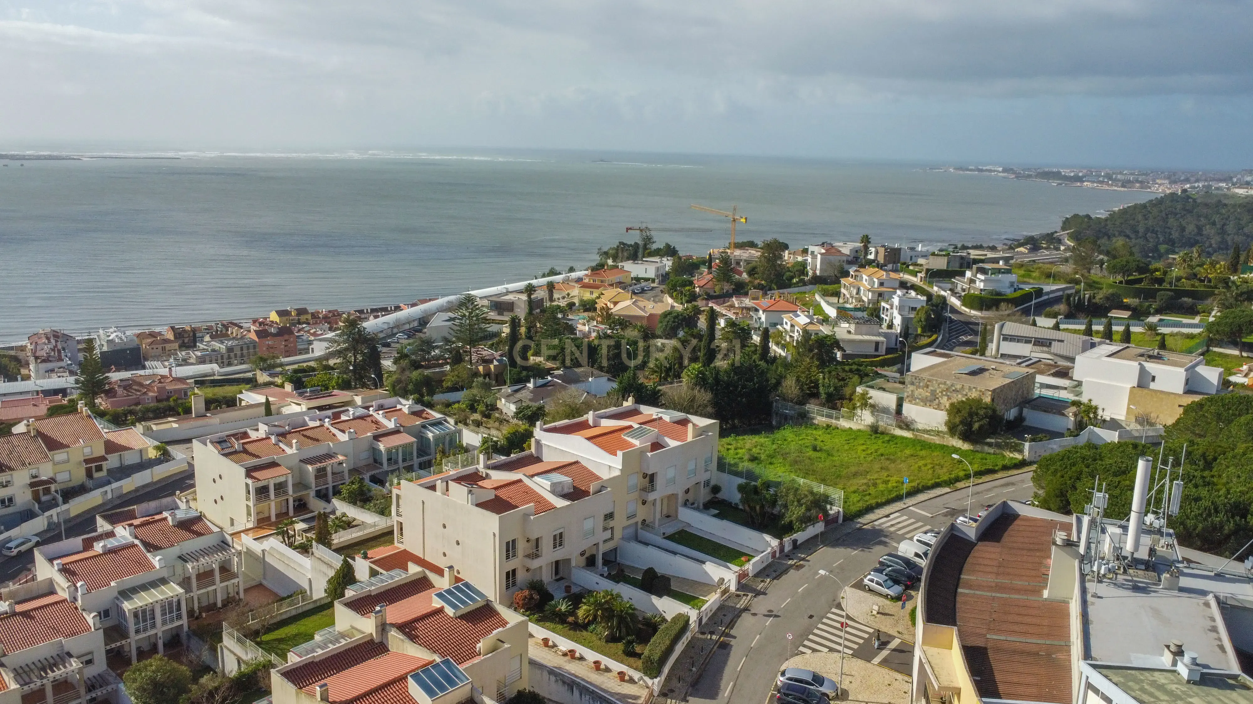 Moradia T5 no Alto de Santa Catarina/Oeiras - Vista Frontal para o mar e rio Tejo - Image 1