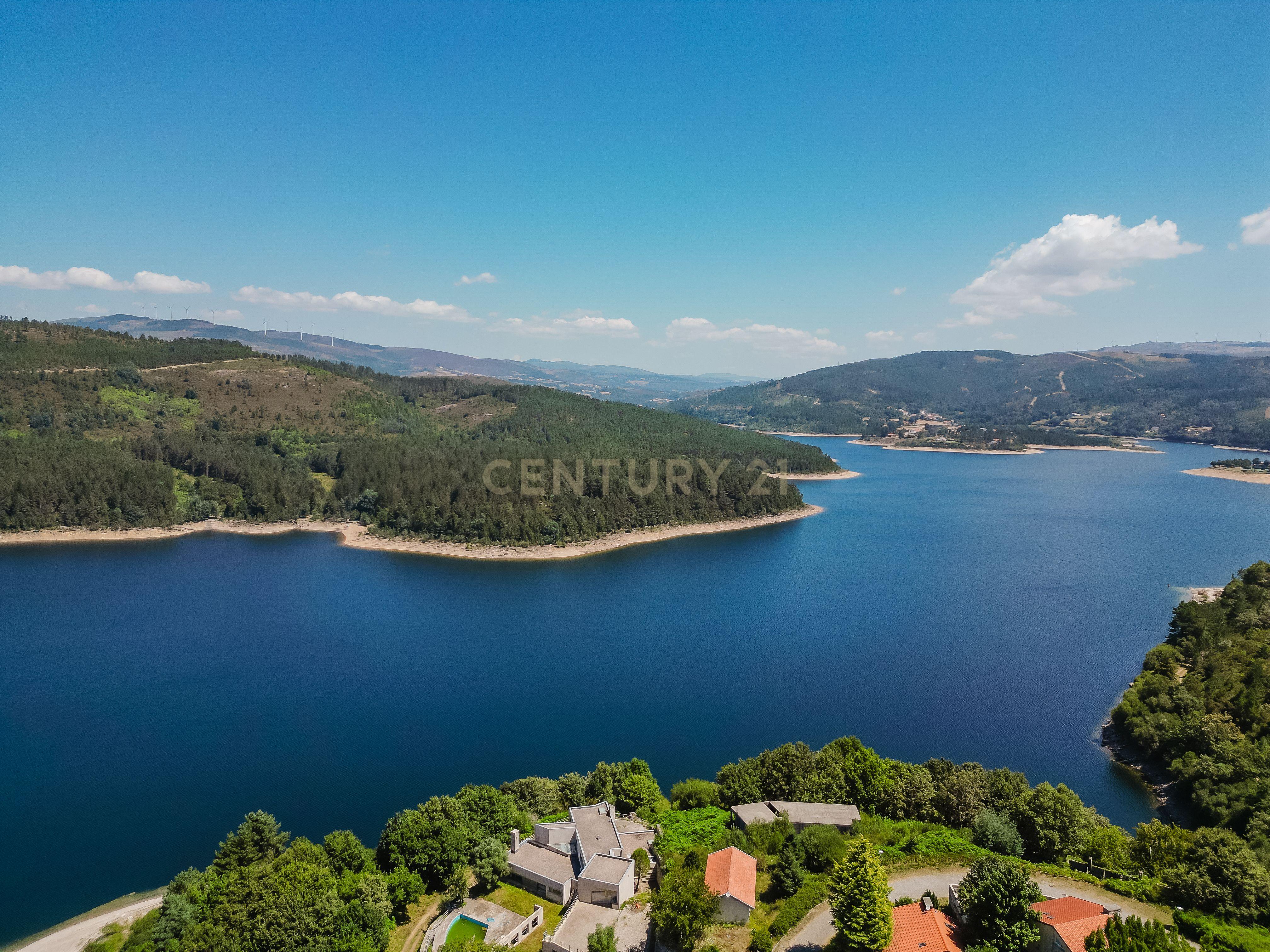 Casa Exuberante T4 com Piscina e Jacuzzi junto ao Rio na zona do Gerês - Image 33