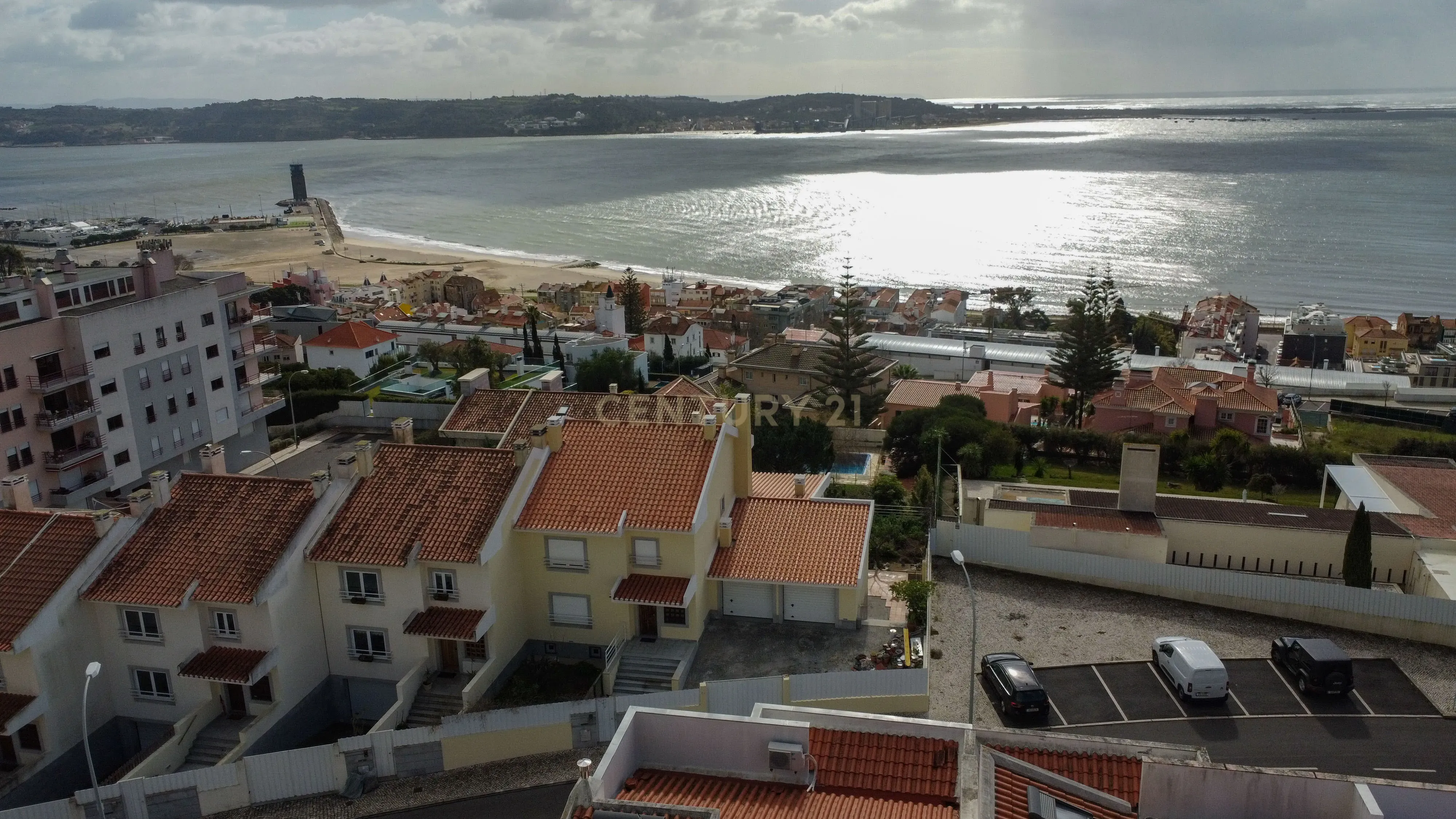 Moradia T5 no Alto de Santa Catarina/Oeiras - Vista Frontal para o mar e rio Tejo - Image 4