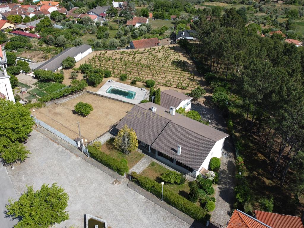Moradia térrea com piscina e jardim próxima da cidade de Viseu - Image 18