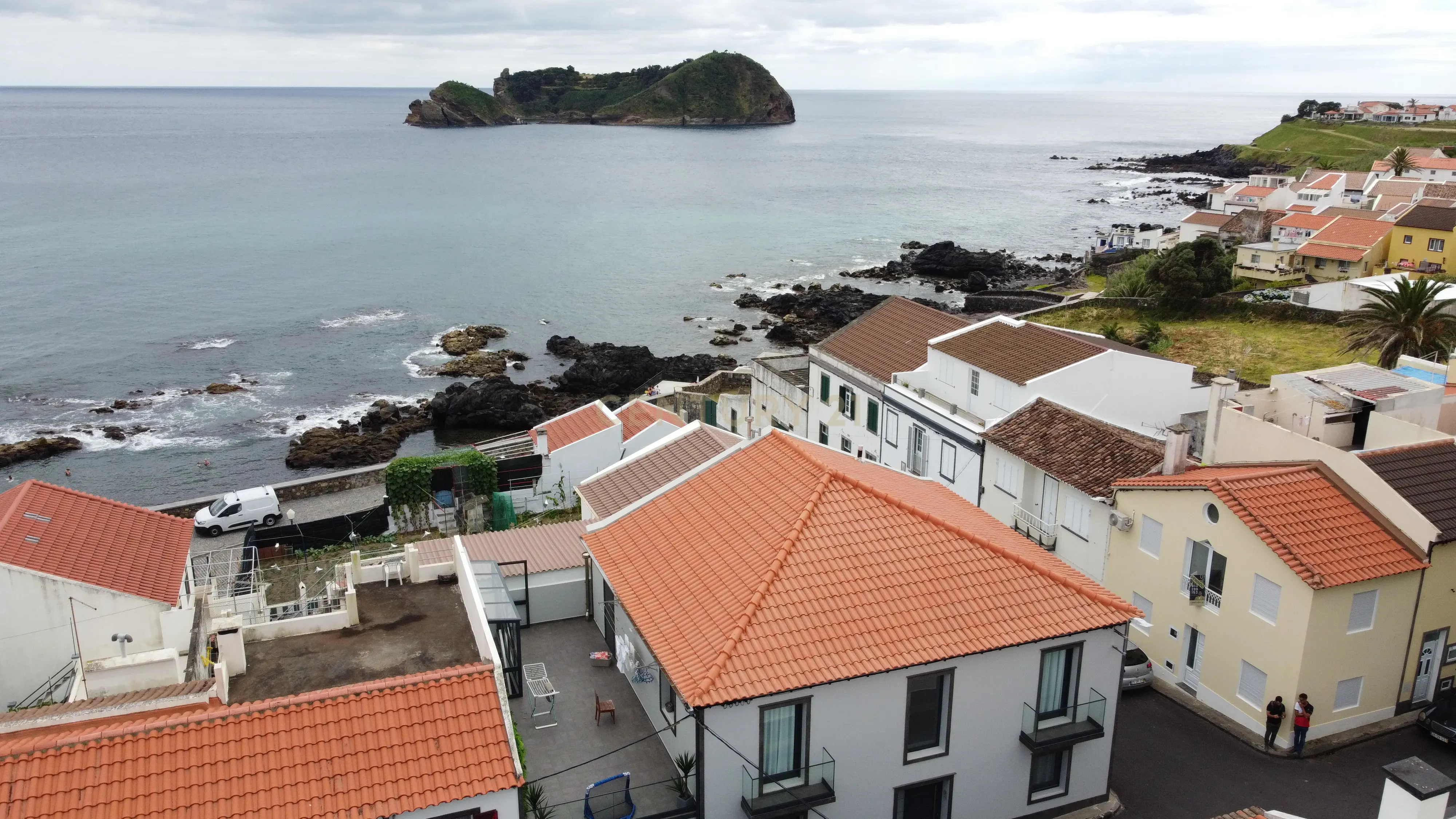 Moradia T3 Requintada em Vila Franca do Campo - Image 1