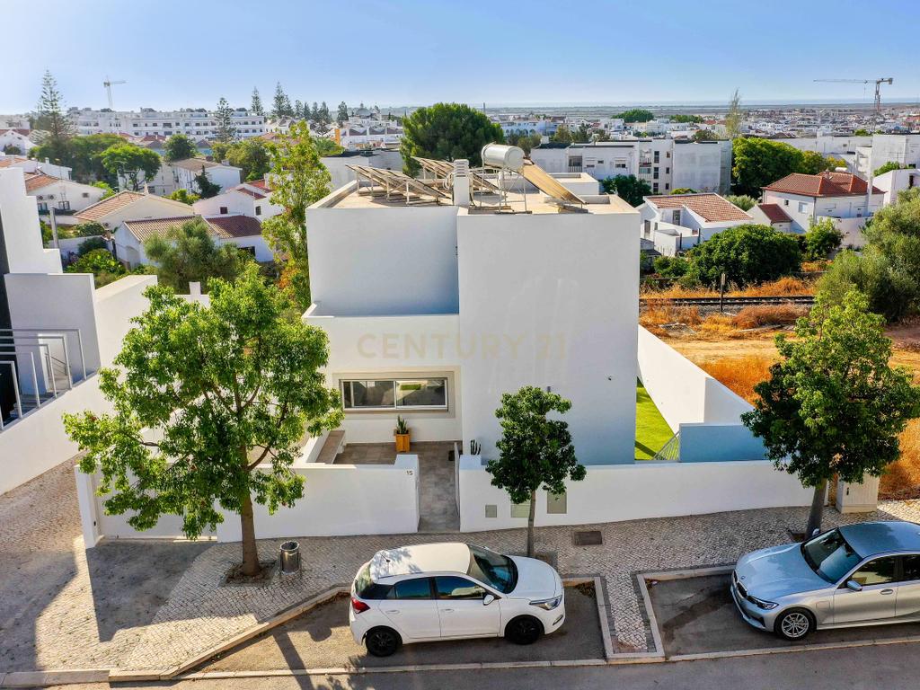Moradia T4, que combina conforto, estilo e uma localização privilegiada situada em Tavira, no coração do Algarve. Com uma excelente exposição solar, esta propriedade é o lar ideal para quem procura qualidade de vida! - Image 2
