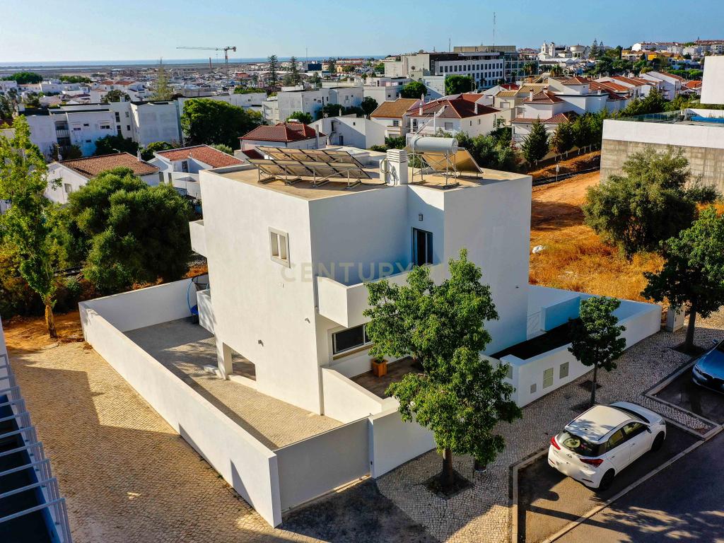 Moradia T4, que combina conforto, estilo e uma localização privilegiada situada em Tavira, no coração do Algarve. Com uma excelente exposição solar, esta propriedade é o lar ideal para quem procura qualidade de vida! - Image 1