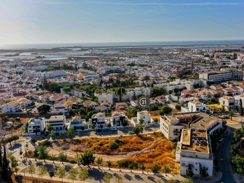 Moradia T4, que combina conforto, estilo e uma localização privilegiada situada em Tavira, no coração do Algarve. Com uma excelente exposição solar, esta propriedade é o lar ideal para quem procura qualidade de vida! - Image 43