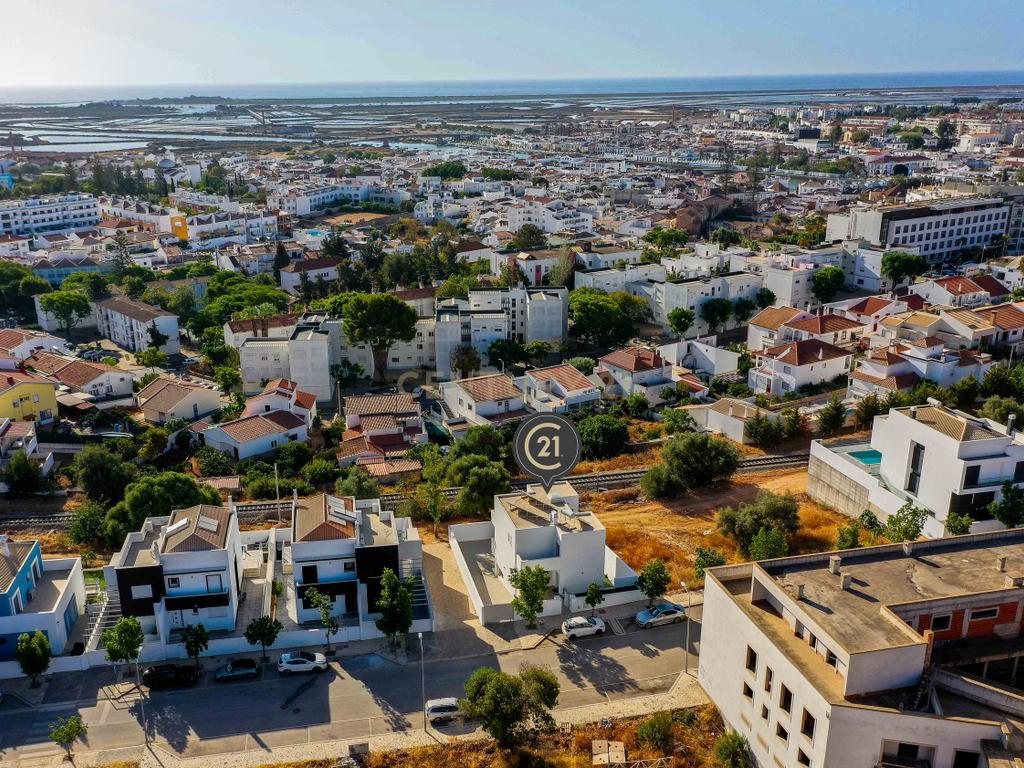 Moradia T4, que combina conforto, estilo e uma localização privilegiada situada em Tavira, no coração do Algarve. Com uma excelente exposição solar, esta propriedade é o lar ideal para quem procura qualidade de vida! - Image 4