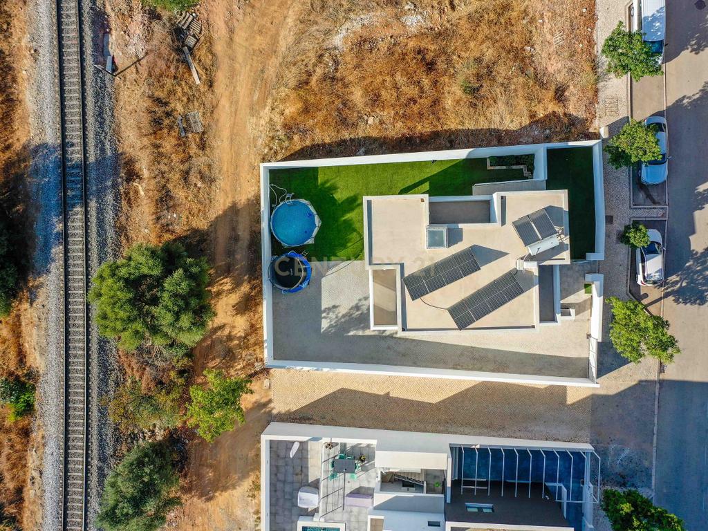 Moradia T4, que combina conforto, estilo e uma localização privilegiada situada em Tavira, no coração do Algarve. Com uma excelente exposição solar, esta propriedade é o lar ideal para quem procura qualidade de vida! - Image 7