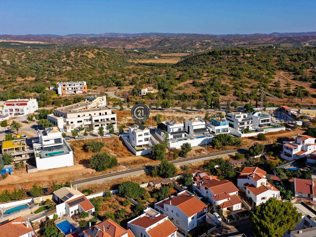 Moradia T4, que combina conforto, estilo e uma localização privilegiada situada em Tavira, no coração do Algarve. Com uma excelente exposição solar, esta propriedade é o lar ideal para quem procura qualidade de vida! - Image 6