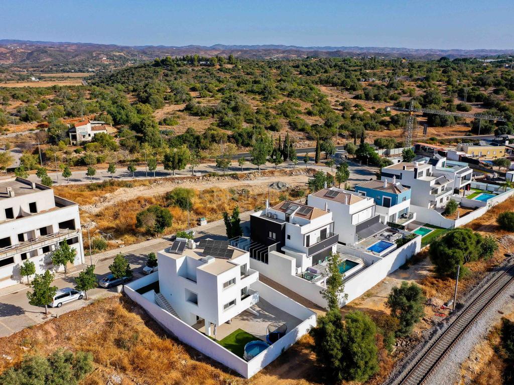 Moradia T4, que combina conforto, estilo e uma localização privilegiada situada em Tavira, no coração do Algarve. Com uma excelente exposição solar, esta propriedade é o lar ideal para quem procura qualidade de vida! - Image 5