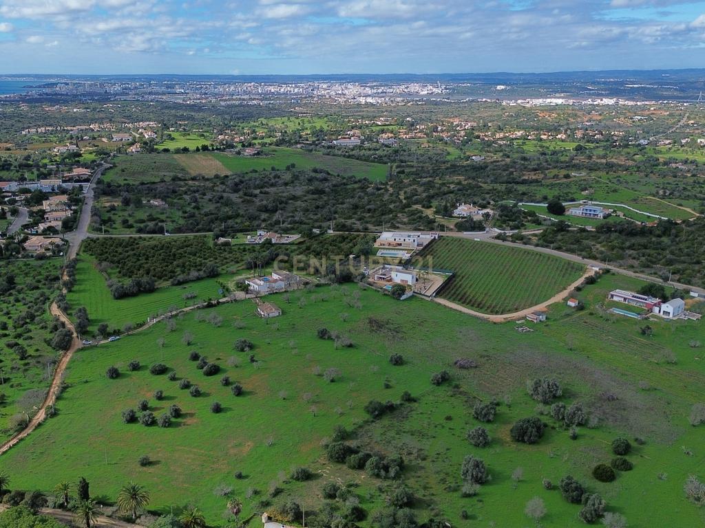 Quinta com ruína com uma área total de 16.970m2 e projeto aprovado para construção até 300m2, apenas a 5 minutos das praias. - Image 20