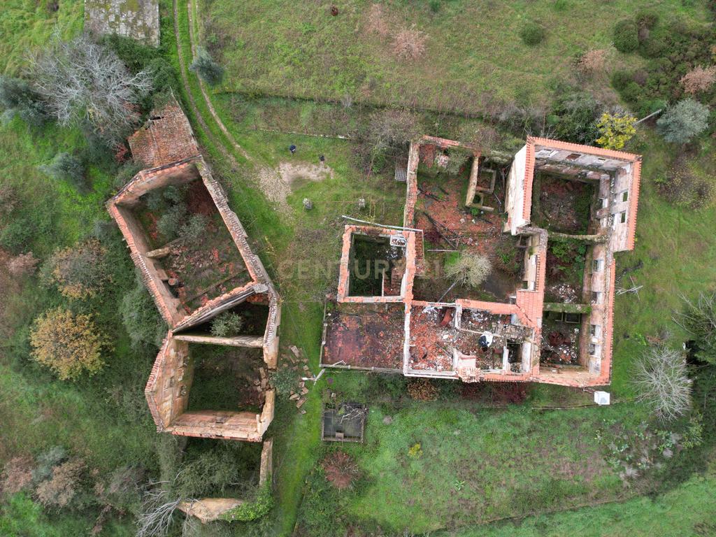 Quinta em Oliveira do Hospital, com 60000 m2 com casas para recuperar. - Image 7