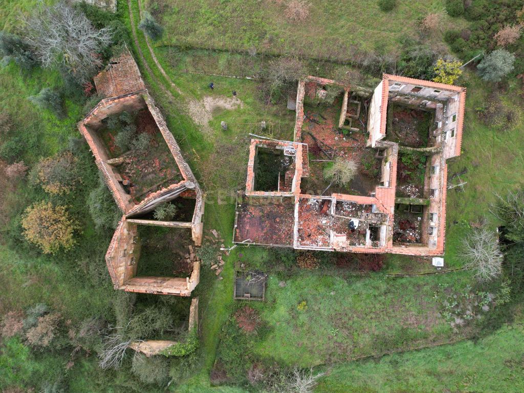 Quinta em Oliveira do Hospital, com 60000 m2 com casas para recuperar. - Image 8