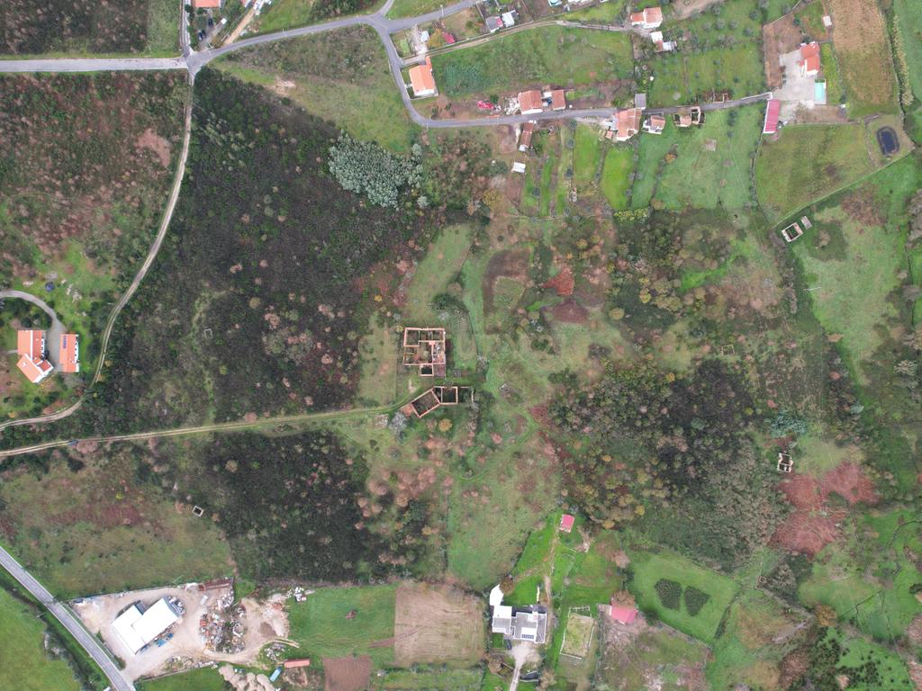 Quinta em Oliveira do Hospital, com 60000 m2 com casas para recuperar. - Image 9