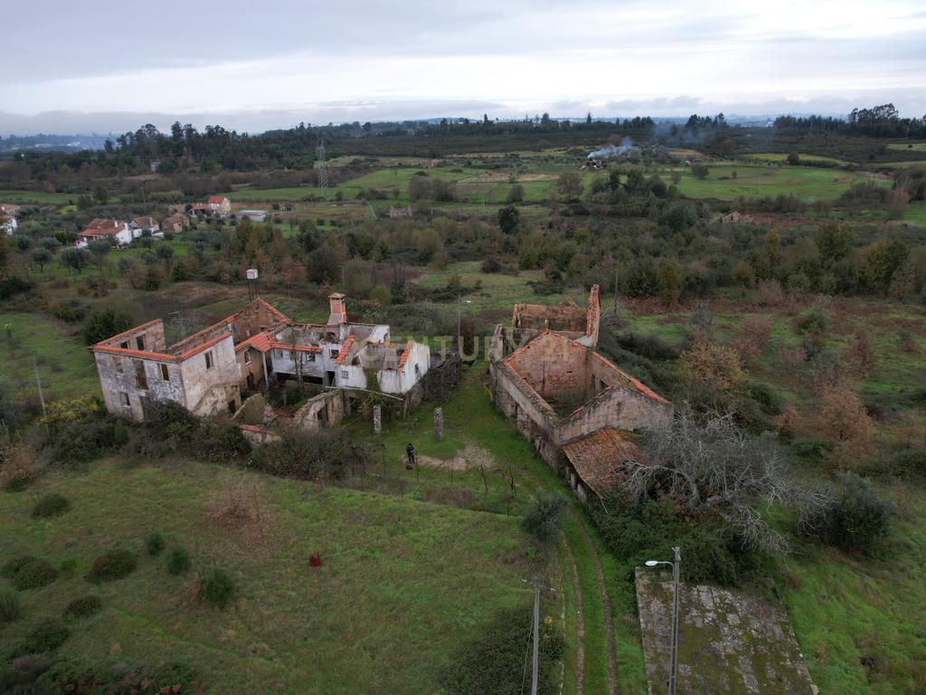 Quinta em Oliveira do Hospital, com 60000 m2 com casas para recuperar. - Image 3