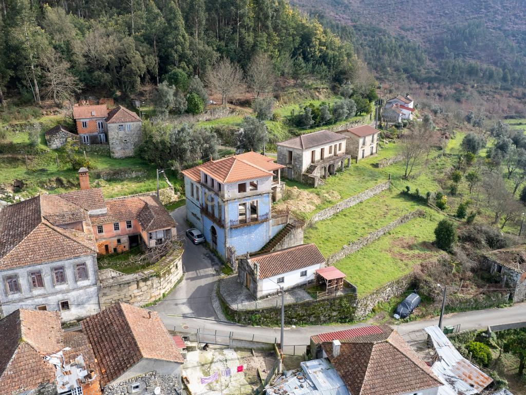 Casa situada em Paredes, São Pedro do Sul, com uma área total de 550 m² e situada em um terreno de 2500 m². Proporciona vistas deslumbrantes sobre o rio. - Image 4